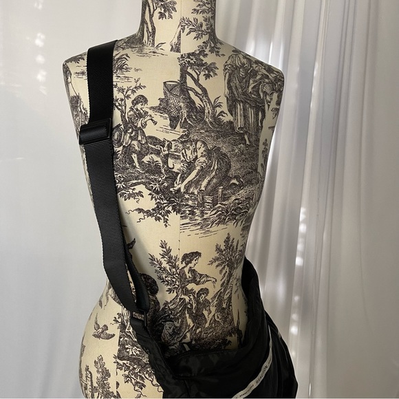 Kenneth Cole Reaction Messenger Bag - Picture 12 of 12